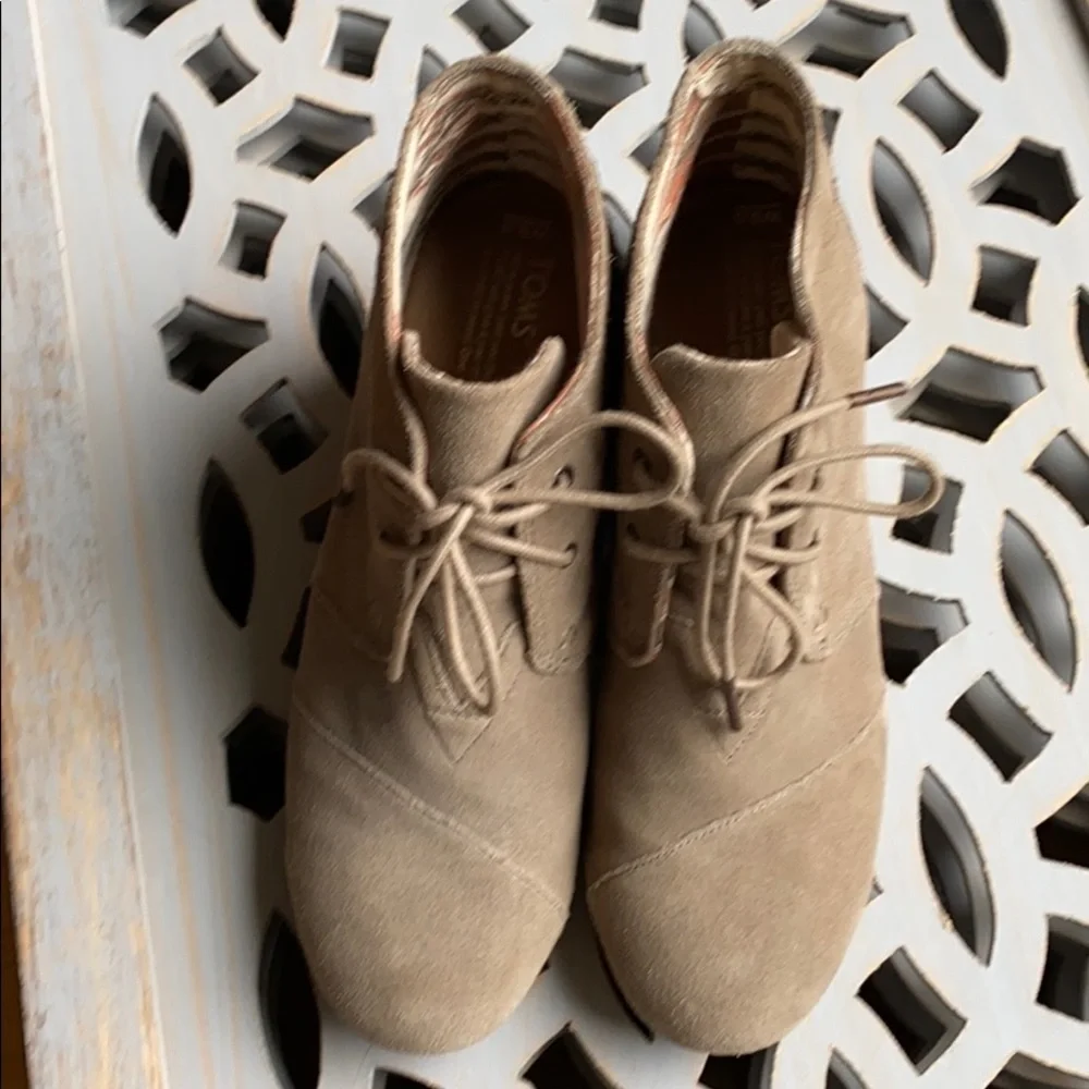 NWOT Toms tan platforms size 9.5​
